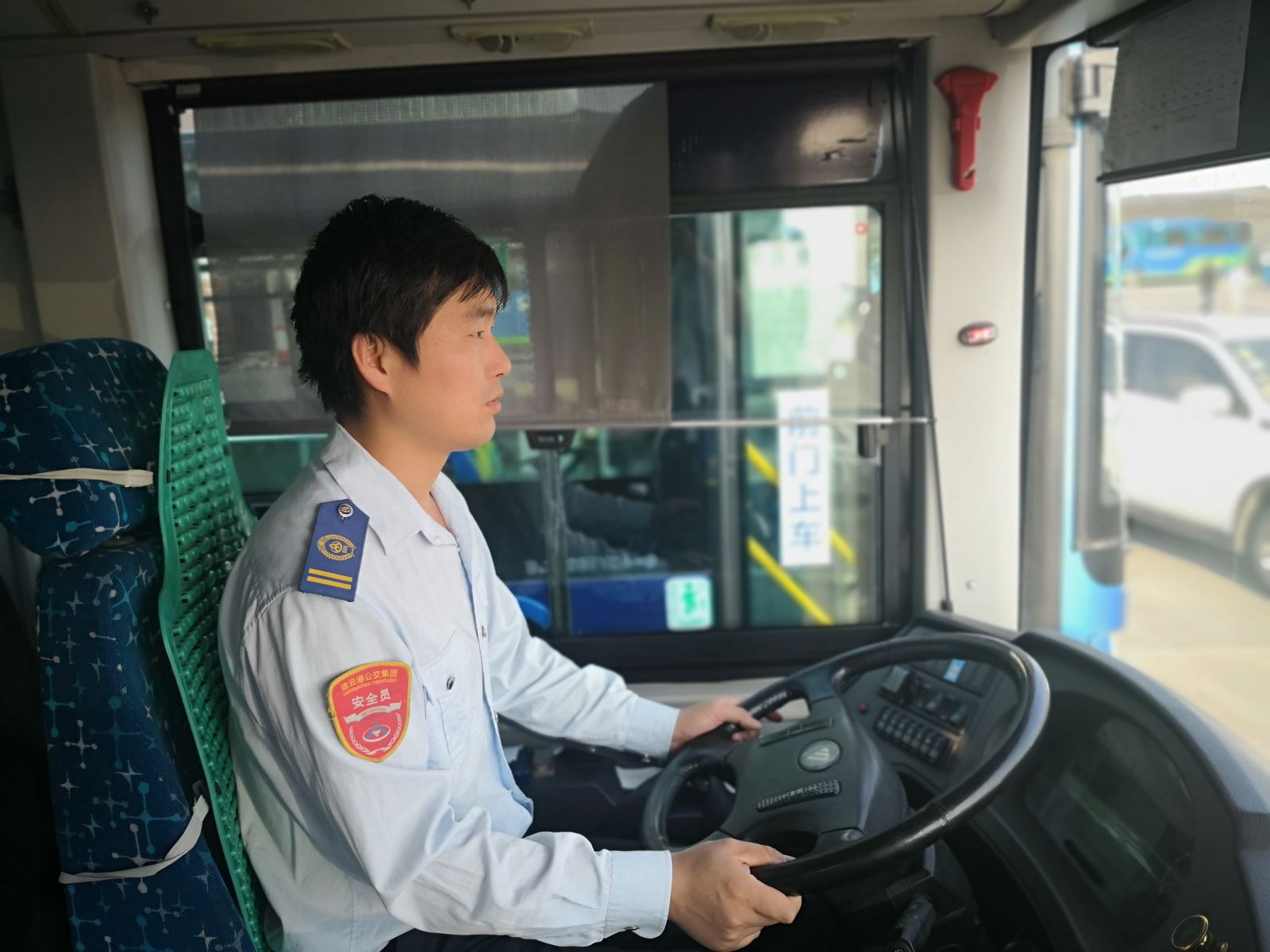 公交集团公交事业一部18路驾驶员姚锡德送还乘客手机获点赞
